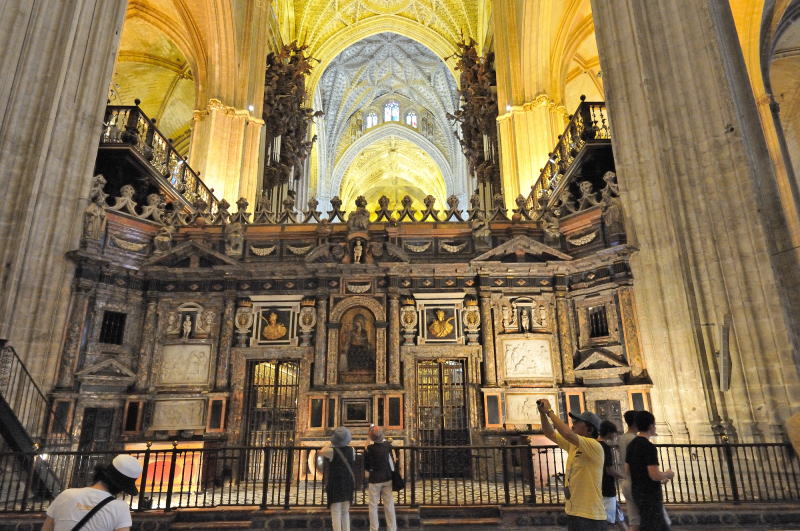 身廊にある奥内陣の障壁、障壁の向こうが、聖歌隊席[Coro]で、よく見ると二つの鉄柵(門)の向こうに椅子の並んでいるのが見える