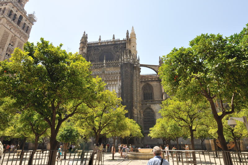 逸罪の門[Puerta del Perdón]から望むオレンジの中庭