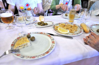 オムレツ、オリーブの身、イカフライ