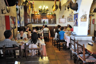 昼食のレストラン内
