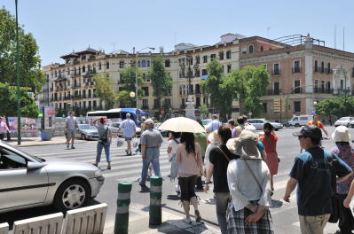 公園脇のメネンデス・ペラヨ通り[Avenida Menéndez Pelayo]
