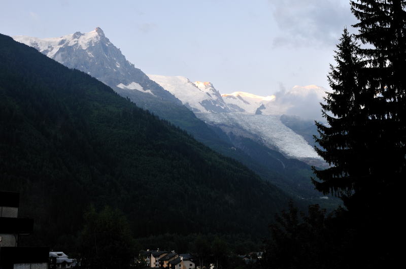 ホテル ル プリウレ [hotel Le Prieure] の窓からモンブランを望む(シャモニ)