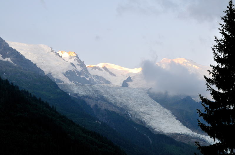 ホテル ル プリウレ [hotel Le Prieure] の窓からモンブランを望む(シャモニ)