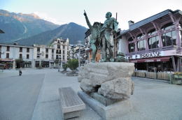 バルマとソシュールの像(シャモニ)