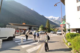 エギーユ・デュ・ミディ[Aiguille du Midi]展望台行きロープウェイ駅(シャモニ)