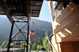 エギーユ・デュ・ミディ[Aiguille du Midi]展望台行きロープウェイ駅(シャモニ)