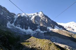 エギーユ・デュ・ミディ[Aiguille du Midi]展望台行きロープウェイ駅(シャモニ)