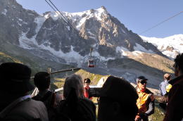 エギーユ・デュ・ミディ[Aiguille du Midi]展望台行きロープウェイ駅(シャモニ)