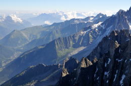 エギーユ・デュ・ミディ[Aiguille du Midi]展望台から北東方向を望む(シャモニ)