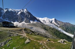 中間駅のプラン・デュ・エギューユを後に(シャモニ)