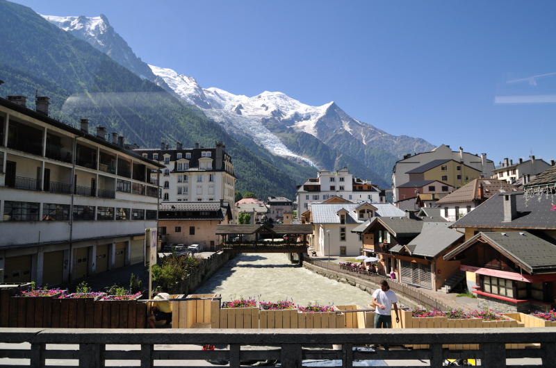 アルプ川 [L'Arve] 越しにモンブランを望む(シャモニ)