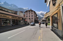 ジョゼフ・ヴァロ通りからモンブランを望む(シャモニ)