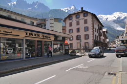 ジョゼフ・ヴァロ通りからモンブランを望む(シャモニ)