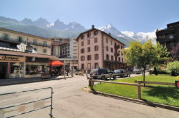 ジョゼフ・ヴァロ通りからモンブランを望む(シャモニ)