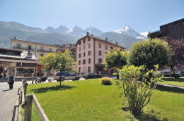 シャモニの町から針峰を望む(シャモニ)