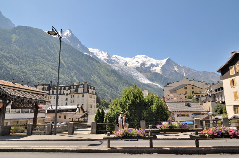 シャモニの町からモンブランを望む「中央の山がモンブラン」(シャモニ)