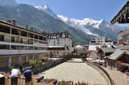 シャモニの町からアルヴ川越しにモンブランを望む(シャモニ)