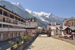 シャモニの町からアルヴ川越しにモンブランを望む(シャモニ)