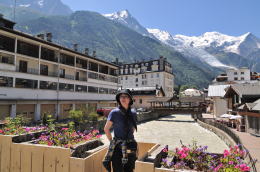 シャモニの町からアルヴ川越しにモンブランを望む(シャモニ)