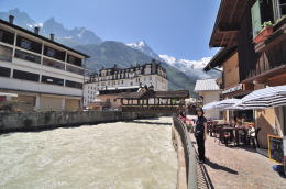 多くの石灰分を含むため白濁したアルヴ川(シャモニ)