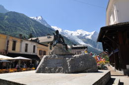 シャモニの町中にあるパカール像(シャモニ)