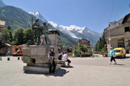 シャモニの町中にあるバルマとソシュール像(シャモニ)