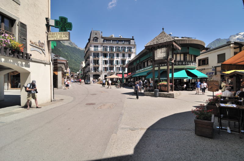 シャモニの町中にあるジョゼフ・ヴァロ通り「北方向」(シャモニ)