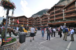 ツェルマット駅[Zermatt Bahnhof]前