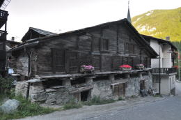 ツェルマットの町を散策「ネズミ返しの小屋」