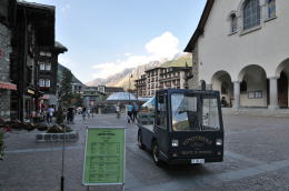 ツェルマットの町を散策「ドルフ広場 (右は教会)」