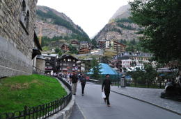 ツェルマットの町を散策「キルヒ通り(左は教会)」