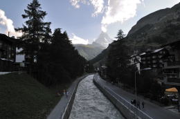 ツェルマットの町を散策「マッターフィスパ川越しにマッターホルンを望む」