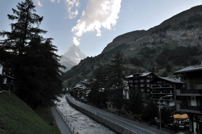 マッターホルンとマッターフィスパ川「川の水は石灰分を多く含むため特有のミルク色をしている」(ツェルマット)