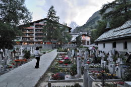 ツェルマットの町を散策「墓地越しにマッターホルンを望む」