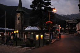 教会とバーンホフ通り(ツェルマット)