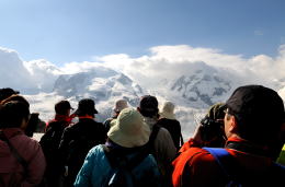 終点のゴルナーグラート駅前