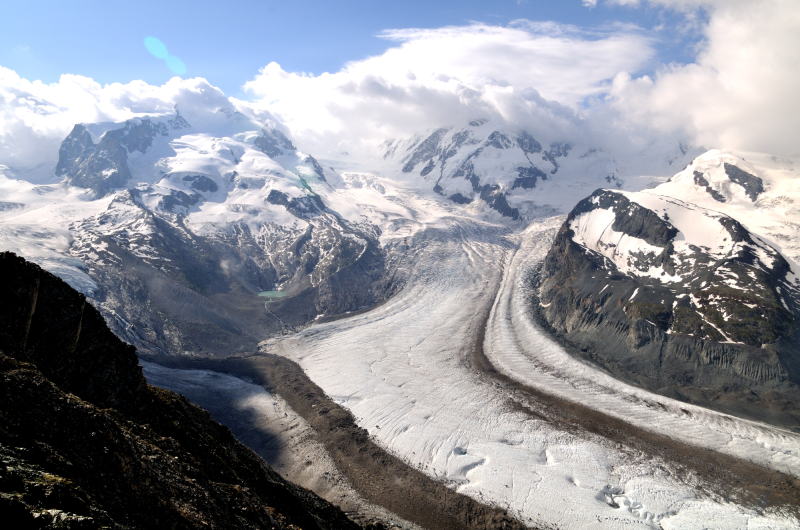 左の山はモンテ・ローザ、中央はリスカム