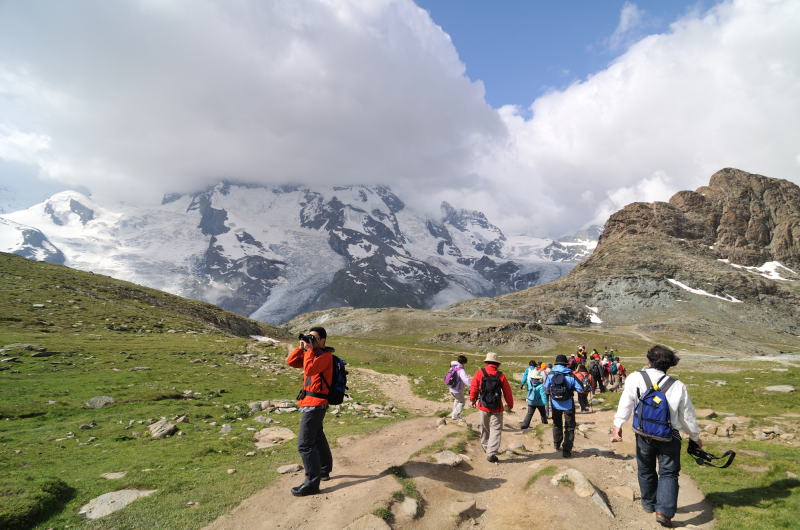 リッフェルベルク駅(ゴルナーグラート登山電車)を目指す(ハイキング)