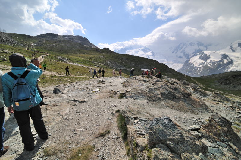 前方にモンテ・ローザとリスカムを望む(ハイキング)