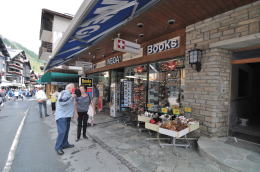 ツェルマット駅前の souvenir shop