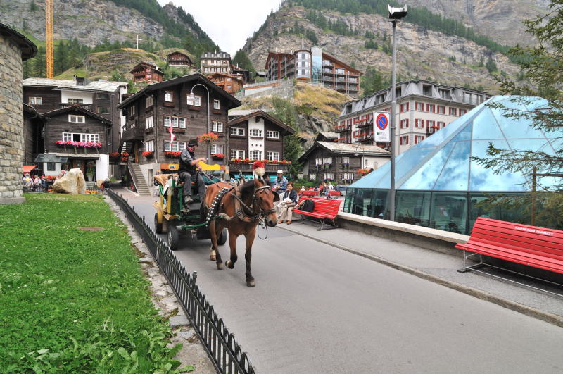 左手のカトリック教会と右手のマッターホルン博物館の間にあるキルヒ通り(ツェルマット)