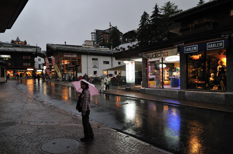 雨のバーンホフ通り(ツェルマット)