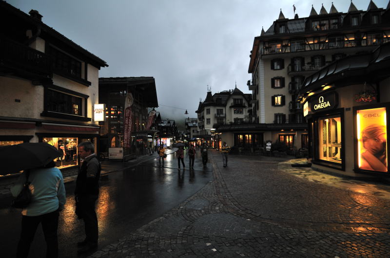 雨のバーンホフ通り(ツェルマット)
