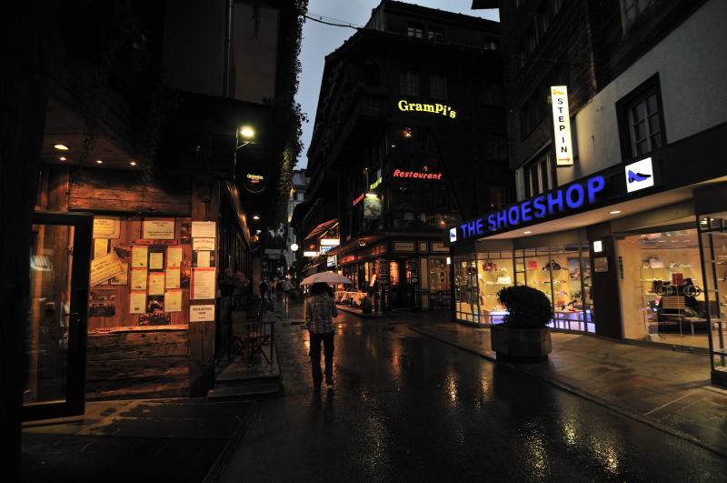 雨のバーンホフ通り(ツェルマット)