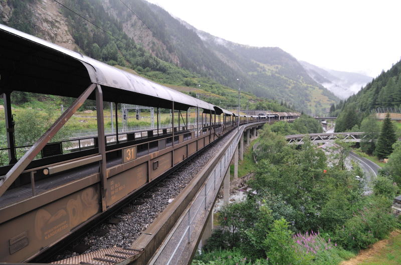 ゴッペンシュタイン[Goppenstein]駅のカートレイン