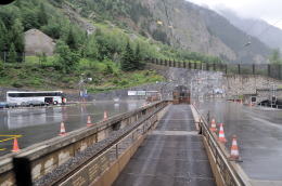 ゴッペンシュタイン[Goppenstein]駅のカートレイン