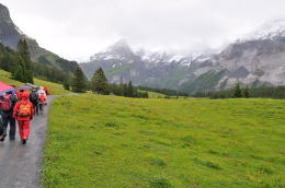 ゴンドラ山上駅～エッシネン湖[Oeschinensee](ハイキング)
