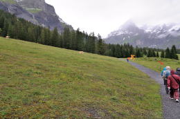 ゴンドラ山上駅～エッシネン湖[Oeschinensee](ハイキング)