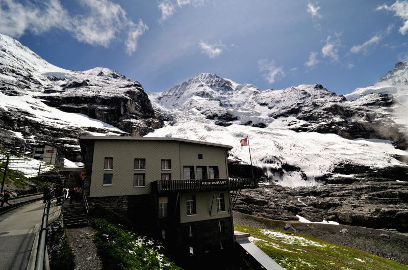 アイガーグレッチャー駅のすぐ後ろにアイガー氷河[Eigergletscher]が迫っている