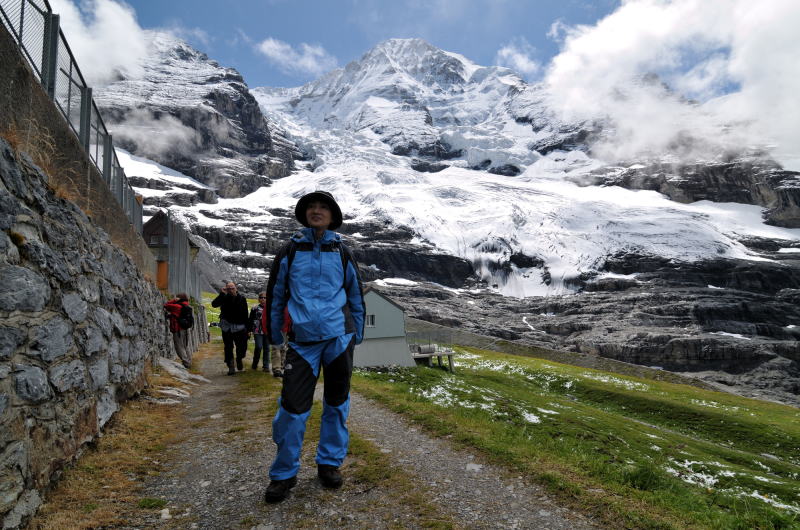 アイガーグレッチャー駅を後にハイキング